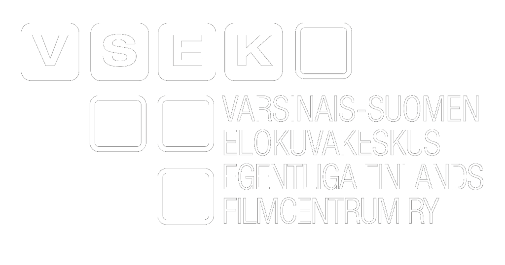 Valkoinen Varsinais-Suomen elokuvakeskuksen logo, lyhenne VSEK sekä valkoisia neliöitä.