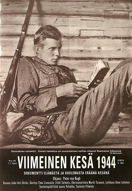 Elokuvan viimeinen kesä 1944 juliste. Julisteen alaosassa lukee valkoisella tekstillä elokuvan tiedot, ruskeassa valokuvassa on istuva sotilas lukemassa kirjaa. Sotilaaseen nojaa kivääri.
